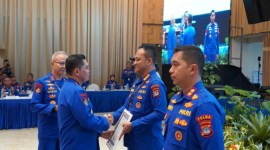Kabaharkam Polri Komisaris Jenderal Polisi Dr H Mohammad Fadil Imran, MSi memberikan penghargaan kepada  Ditpolairud Polda Kalimantan Selatan (Kalsel) diterima Diretur Polairud Polda Kalsel, Kombes Pol Andi Adnan  Syafruddin dan Kasubdit Gagkum, AKBP Jerry, Selasa (20/2/2024). (SuarIndonesia/Ist)