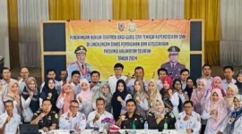 Dewan guru, kepala sekolah SMKN (Sekolah Menengah Kejuruan Negeri) se Kabupaten HSU )Gusu Sungai Utara) berkumpul diberikan pemaparan pencegahan dan pemberantasan tindak pidana korupsi, di Aula SMK Negeri 2 Amuntai, Rabu (21/2/2024). *SuarIndonesia/Ist)