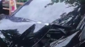 kecelakaan melibatkan satu unit Honda Mobilio warna hitam nomor polisi DA 1436 CH dan beberapa unit sepeda motor, Rabu (21/2/2024). SuarIndonesia )YI)