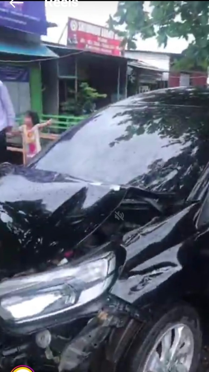 kecelakaan melibatkan satu unit Honda Mobilio warna hitam nomor polisi DA 1436 CH dan beberapa unit sepeda motor, Rabu (21/2/2024). SuarIndonesia )YI)