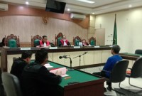 Terdakwa Heri Sukatno  Direktur PT Bumi Permata Kendari (BPK), yang tidak dapat menyelesaikan Pembangunan gedung laboratorium Balai Besar Pengawas Obat dan Makanan (BBPOM) Banjarmasin tahap III di 2021, dituntut Jaksa Penuntut Umum (JPU) penjara selama 15 bulan. ISuarIndonesia/HD)