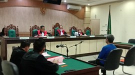 Terdakwa Heri Sukatno  Direktur PT Bumi Permata Kendari (BPK), yang tidak dapat menyelesaikan Pembangunan gedung laboratorium Balai Besar Pengawas Obat dan Makanan (BBPOM) Banjarmasin tahap III di 2021, dituntut Jaksa Penuntut Umum (JPU) penjara selama 15 bulan. ISuarIndonesia/HD)
