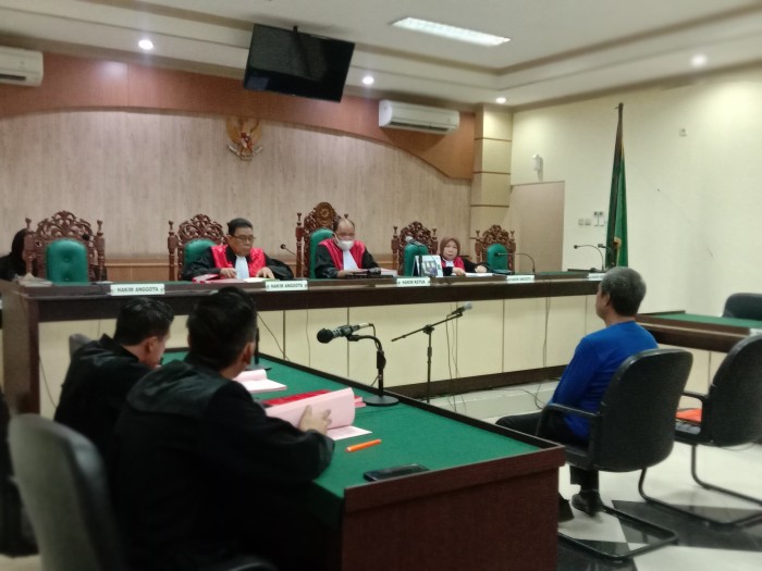 Terdakwa Heri Sukatno  Direktur PT Bumi Permata Kendari (BPK), yang tidak dapat menyelesaikan Pembangunan gedung laboratorium Balai Besar Pengawas Obat dan Makanan (BBPOM) Banjarmasin tahap III di 2021, dituntut Jaksa Penuntut Umum (JPU) penjara selama 15 bulan. ISuarIndonesia/HD)