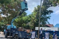 Dinas Perhubungan (Dishub) Balangan melakukan pemeliharaan Penerangan Jalan Umum (PJU) Jalan A. Yani (SuarIndonesia/Humas)