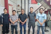 Terpidana Sukri (tengah atau nomor tiga dari kanan berkacamata), Kades Desa Liyu Kecamatan Halong Kabupaten Balangan, dieksekusi, Jumat (23/2/2024) (SuarIndonesia/Ist)