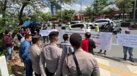 Kantor Komisi Pemilihan Umum (KPU) Kalimantan Selatan (Kalsel), di Jalan A Yani, Km 3, Banjarmasin,  didemo massa dari KMPD (Koalisi Masyarakat Peduli Demokrasi), Sabtu (24/2/2024) *SuarIndonesia/Ist)