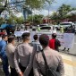 Kantor Komisi Pemilihan Umum (KPU) Kalimantan Selatan (Kalsel), di Jalan A Yani, Km 3, Banjarmasin,  didemo massa dari KMPD (Koalisi Masyarakat Peduli Demokrasi), Sabtu (24/2/2024) *SuarIndonesia/Ist)