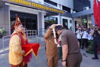 Kajati Kalsel), Dr. Mukri SH MH, ketika tiba di lokasi peremian kantor baru Kejari Tala, Selasa,(27/2/2024