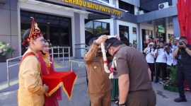 Kajati Kalsel), Dr. Mukri SH MH, ketika tiba di lokasi peremian kantor baru Kejari Tala, Selasa,(27/2/2024