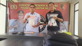 Direktur Res Narkoba Polda Kalsel, Kombes Pol Kelana Jaya (kiri) didampingi  Kasubdit 2l, AKBP Zaenal Arifien, tunjukan barang bukti, Selasa (27/2/2024). SuarIndonesia/ZI)i  