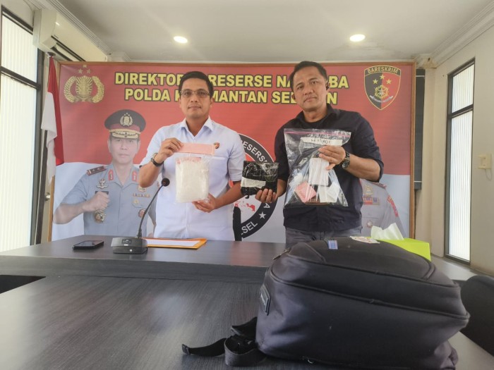 Direktur Res Narkoba Polda Kalsel, Kombes Pol Kelana Jaya (kiri) didampingi  Kasubdit 2l, AKBP Zaenal Arifien, tunjukan barang bukti, Selasa (27/2/2024). SuarIndonesia/ZI)i  