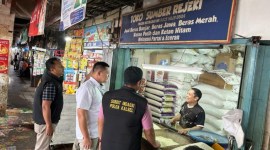 Subdit I Indagsi Direktorat Reserse Kriminal Khusus (Dit Reskrimsus)pengecekan stock ketersediaan beras di Perum Bulog  dan ke Pasar-pasar, Selasa (27/2/2024) (SuarIndonesia/Ist)