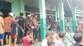 Sebuah bangunan pada ruangan Bendahara di  SMP- SMK NU terletak di Jalan Rantauan Timur II Banjarmasin Selatan,  terbakar dari dalam ruangan tersebut, Kamis (29/2/2024), (SuarIndonesia/DO)
