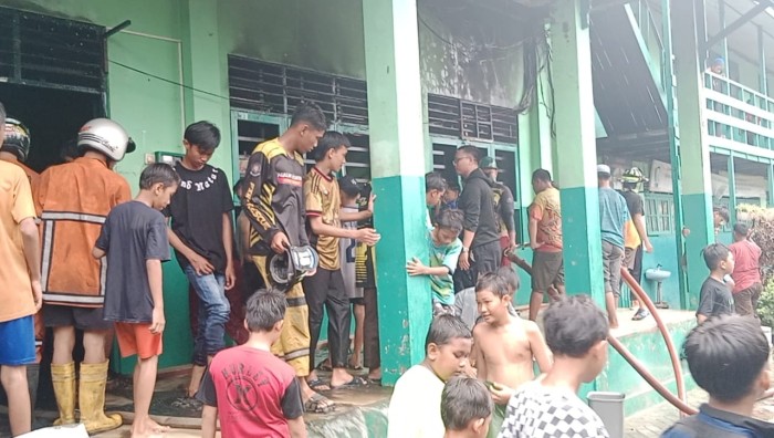 Sebuah bangunan pada ruangan Bendahara di  SMP- SMK NU terletak di Jalan Rantauan Timur II Banjarmasin Selatan,  terbakar dari dalam ruangan tersebut, Kamis (29/2/2024), (SuarIndonesia/DO)