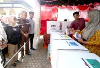 Anggota Bawaslu Divisi Pencegahan, Partisipasi Masyarakat dan Hubungan Masyarakat Lolly Suhenty (kedua kiri) bersama Forkopimda Pidie Jaya, Panwaslih Aceh memantau pelaksanaan Pemungutan Suara Ulang (PSU) Pemilu 2024 di TPS 002, Desa Mesjid, Kecamatan Bandar Baru, Kabupaten Pidie Jaya, Aceh, Kamis (22/2/2024). [ANTARA FOTO/Irwansyah Putra]