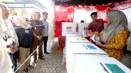 Anggota Bawaslu Divisi Pencegahan, Partisipasi Masyarakat dan Hubungan Masyarakat Lolly Suhenty (kedua kiri) bersama Forkopimda Pidie Jaya, Panwaslih Aceh memantau pelaksanaan Pemungutan Suara Ulang (PSU) Pemilu 2024 di TPS 002, Desa Mesjid, Kecamatan Bandar Baru, Kabupaten Pidie Jaya, Aceh, Kamis (22/2/2024). [ANTARA FOTO/Irwansyah Putra]