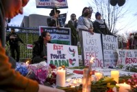 Sekelompok aktivis menyalakan lilin untuk menghormati kematian Aaron Bushnell saat menggelar aksi di luar Kedutaan Besar Israel pada Senin, (26/2/2024) di Washington. [AP Photo/Mark Schiefelbein]
