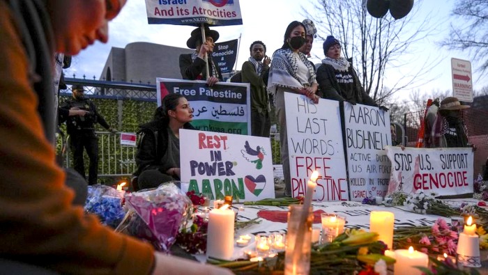 Sekelompok aktivis menyalakan lilin untuk menghormati kematian Aaron Bushnell saat menggelar aksi di luar Kedutaan Besar Israel pada Senin, (26/2/2024) di Washington. [AP Photo/Mark Schiefelbein]
