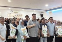 Menko Perekonomian Airlangga Hartarto saat menyalurkan bantuan pangan untuk warga di Batununggal, Bandung, Jawa Barat, Jumat (19/1/2024). [ANTARA/Vinny Shoffa S]