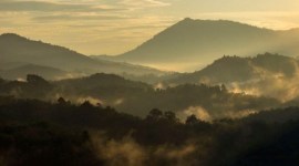 Pemandangan Gunung Halau Halau di Pegunungan Meratus, Kecamatan Batang Alai Timur, Kabupaten Hulu Sungai Tengah, Kalimantan Selatan, beberapa waktu lalu. BMKG melaporkan aktivitas patahan Pegunungan Meratus mengakibatkan terjadi enam  kali gempa tektonik dengan kekuatan magnitudo yang berbeda di Kalimantan Selatan. [ANTARA/Bayu Pratama S]