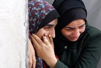 Dua warga Palestina yang berduka setelah kerabatnya meninggal dunia akibat serangan terbaru Israel di Rafah pada Senin (12/02/2024). [Reuters]