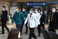 Perdana Menteri Korea Selatan Han Duck-soo, kedua dari kiri, tiba untuk pertemuan dengan para dokter di Rumah Sakit Kepolisian Nasional di Seoul, Korea Selatan, Rabu (21/2/2024). [Hwang Gang-mo/Yonhap via AP]