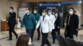 Perdana Menteri Korea Selatan Han Duck-soo, kedua dari kiri, tiba untuk pertemuan dengan para dokter di Rumah Sakit Kepolisian Nasional di Seoul, Korea Selatan, Rabu (21/2/2024). [Hwang Gang-mo/Yonhap via AP]