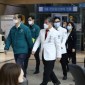 Perdana Menteri Korea Selatan Han Duck-soo, kedua dari kiri, tiba untuk pertemuan dengan para dokter di Rumah Sakit Kepolisian Nasional di Seoul, Korea Selatan, Rabu (21/2/2024). [Hwang Gang-mo/Yonhap via AP]