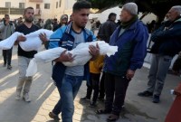 Warga Palestina membawa jenazah anak-anak yang tewas dalam pemboman Israel di Gaza di Rumah Sakit Al Aqsa di Deir el-Balah pada Selasa (20/2/2024). [AP/Adel Hana]
