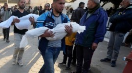 Warga Palestina membawa jenazah anak-anak yang tewas dalam pemboman Israel di Gaza di Rumah Sakit Al Aqsa di Deir el-Balah pada Selasa (20/2/2024). [AP/Adel Hana]