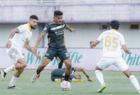Gelandang Dewa United Ricky Kambuaya (19) berjuang untuk melewati dua pemain Barito Putera pada Liga 1 2023-2024 di Indomilk Arena, Tangerang, Selasa (6/2/2024). Kedua tim berbagi skor 2-2. [Instagram @dewaunitedfc]