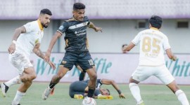 Gelandang Dewa United Ricky Kambuaya (19) berjuang untuk melewati dua pemain Barito Putera pada Liga 1 2023-2024 di Indomilk Arena, Tangerang, Selasa (6/2/2024). Kedua tim berbagi skor 2-2. [Instagram @dewaunitedfc]