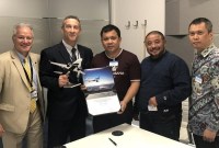 Haji Isam (tengah) ditemani oleh anggota DPR asal Kalimantan Selatan dari PKS Habib Aboe Bakar Al-Habsyi dan CEO Seacons Trading Ltd, Dudy Purwagandhi. [Foto: Dok Boeing]