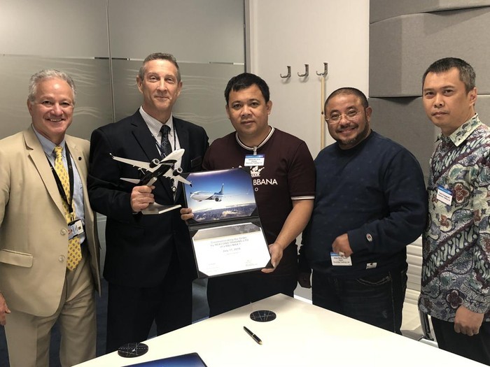 Haji Isam (tengah) ditemani oleh anggota DPR asal Kalimantan Selatan dari PKS Habib Aboe Bakar Al-Habsyi dan CEO Seacons Trading Ltd, Dudy Purwagandhi. [Foto: Dok Boeing]