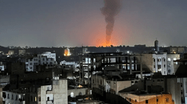 Asap membubung di langit setelah serangan udara pimpinan AS di Sanaa, Yaman, Minggu (25/2/2024) lalu. [Foto: Reuters]