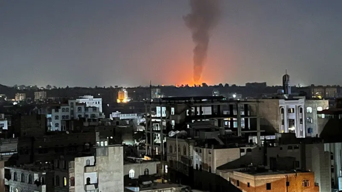 Asap membubung di langit setelah serangan udara pimpinan AS di Sanaa, Yaman, Minggu (25/2/2024) lalu. [Foto: Reuters]