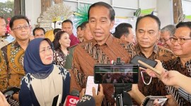 Presiden Joko Widodo memberikan keterangan kepada wartawan usai menghadiri acara Puncak Peringatan Hari Pers Nasional 2024, di kawasan Ancol, Jakarta, Selasa (20/2/2024). [ANTARA/Yashinta Difa]