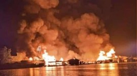 Peristiwa kebakaran di kompleks pasar mingguan Maliku Baru, Kecamatan Maliku, Kabupaten Pulang Pisau, Senin (26/2/2024) malam. [Foto: Istimewa]
