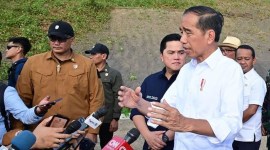 Presiden Joko Widodo memberikan keterangan kepada wartawan di IKN, Kalimantan Timur, Kamis (29/2/2024). [ANTARA/HO-BPMI Setpres]