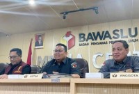 Ketua Bawaslu RI Rahmat Bagja (tengah). [Suara.com/Dea]