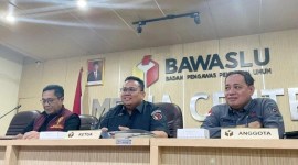 Ketua Bawaslu RI Rahmat Bagja (tengah). [Suara.com/Dea]