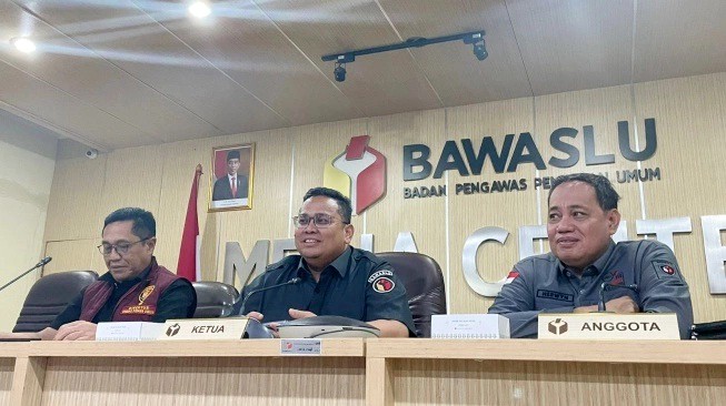 Ketua Bawaslu RI Rahmat Bagja (tengah). [Suara.com/Dea]