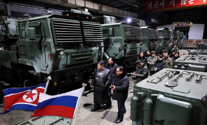 Pemimpin Korea Utara Kim Jong Un mengunjungi pabrik amunisi di lokasi yang dirahasiakan pada 10 Januari 2024. Korea Utara dilaporkan telah mengirimkan sekitar 6.700 kontainer berisi jutaan amunisi ke Rusia sejak Juli tahun lalu. [Sputnik/Artem Geodakyan/Pool via REUTERS/File Photo Purchase Licensing Rights]