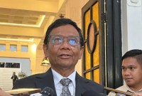 Cawapres RI Mahfud Md menjelaskan perbedaan hasil vonis penyelesaian dugaan kecurangan pemilu 2024 lewat jalur angket DPR dan gugatan di Mahkamah Konstitusi (MK), Senin (26/2/2024). [ANTARA/Narda Margaretha S]