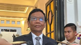 Cawapres RI Mahfud Md menjelaskan perbedaan hasil vonis penyelesaian dugaan kecurangan pemilu 2024 lewat jalur angket DPR dan gugatan di Mahkamah Konstitusi (MK), Senin (26/2/2024). [ANTARA/Narda Margaretha S]