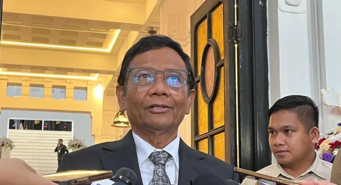 Cawapres RI Mahfud Md menjelaskan perbedaan hasil vonis penyelesaian dugaan kecurangan pemilu 2024 lewat jalur angket DPR dan gugatan di Mahkamah Konstitusi (MK), Senin (26/2/2024). [ANTARA/Narda Margaretha S]