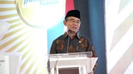 
Menko PMK Muhadjir Effendy mendukung rencana Yaqut Cholil Qoumas menjadikan KUA sebagai tempat menikah semua agama.  [ANTARA/HO-Kemenko PMK]