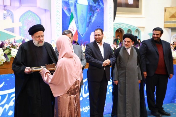 Nuriah ketika menerima penghargaan sebagai terbaik III Musabaqoh Tilawatil Quran (MTQ) Internasional di Teheran, Iran, Selasa (20/2/2023).[Istimewa]