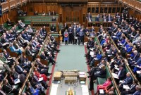 Ketua DPR Lindsay Hoyle kembali ke House of Commons untuk meminta maaf setelah menimbulkan kontroversi dengan mengizinkan amandemen Partai Buruh mengenai gencatan senjata di Gaza untuk dilanjutkan. [Maria Unger/Handout via Reuters]