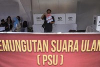 Warga melihat surat suara saat pemungutan suara ulang Pemilu 2024 di TPS 21, Medan, Sumatera Utara, Rabu (21/2/2024). KPU menyatakan sebanyak 615 tempat pemungutan suara (TPS) harus menggelar pemungutan suara ulang di Pemilu 2024. Jumlah itu berdasarkan catatan KPU per Selasa (20/2/2024) pukul 23.00 WIB.  [ANTARA FOTO/Fransisco C]